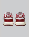 ウィメンズ ダンク ロー PRM「チーム レッド」
