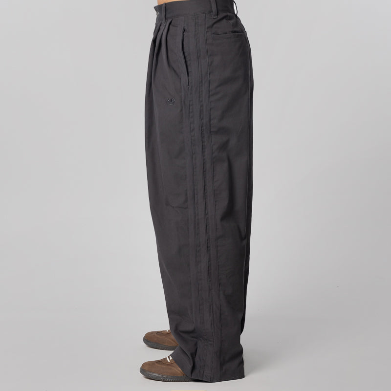 Triple Pleated Pant - Black