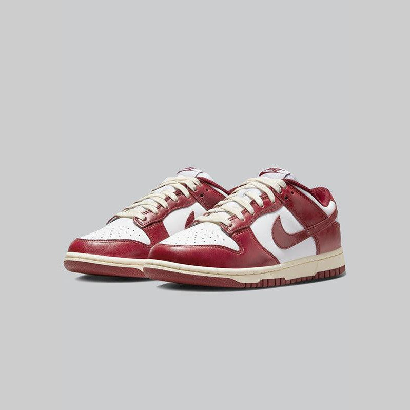 ウィメンズ ダンク ロー PRM「チーム レッド」