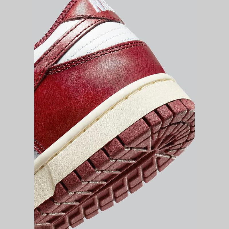 ウィメンズ ダンク ロー PRM「チーム レッド」